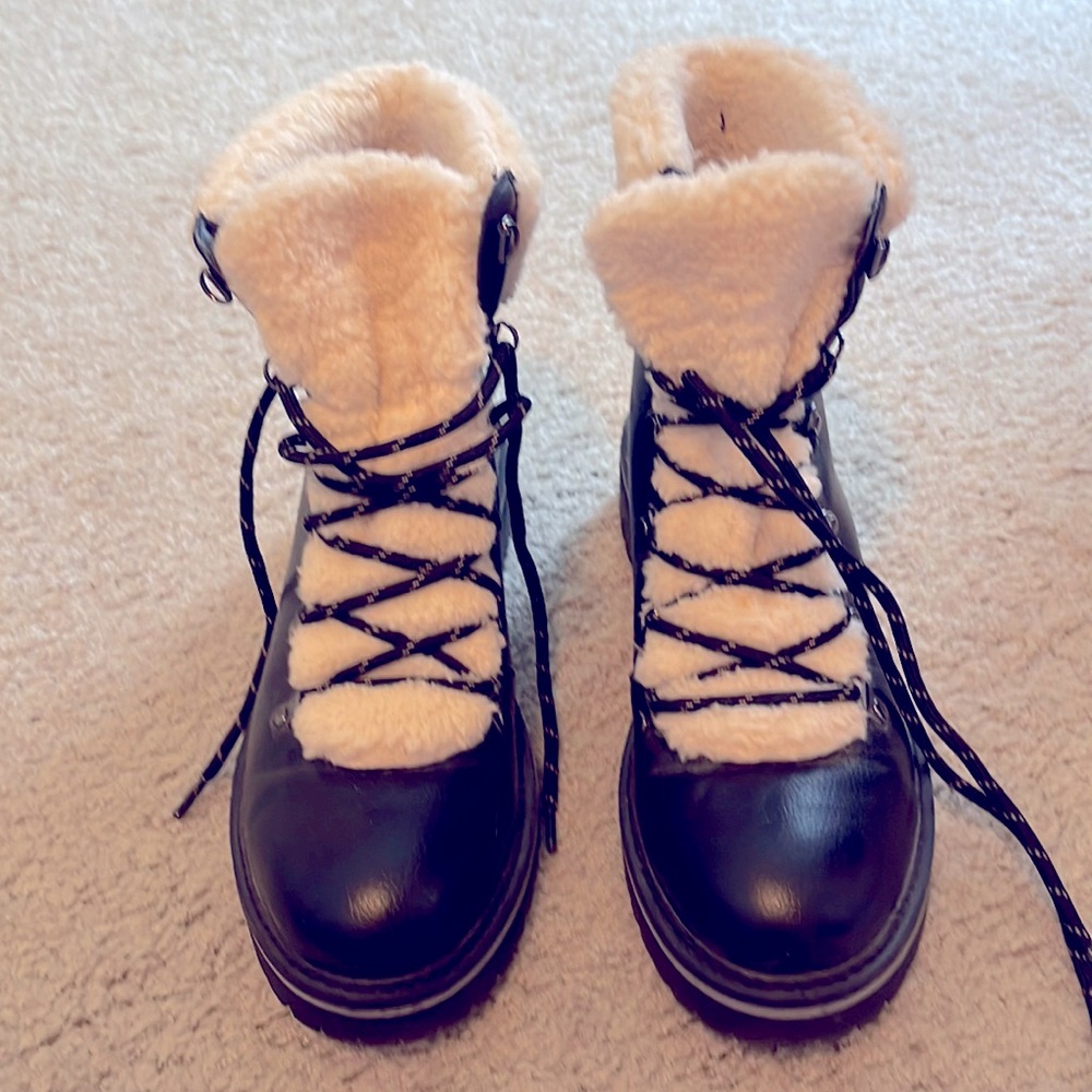 Tommy Hillfinger Lace up bootie with fleece fur accent